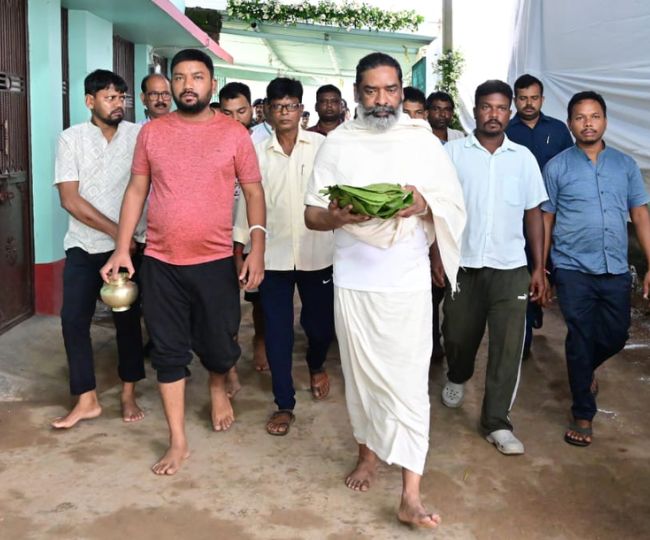 पिता का श्राद्धकर्म करते हुए हेमंत सोरेन